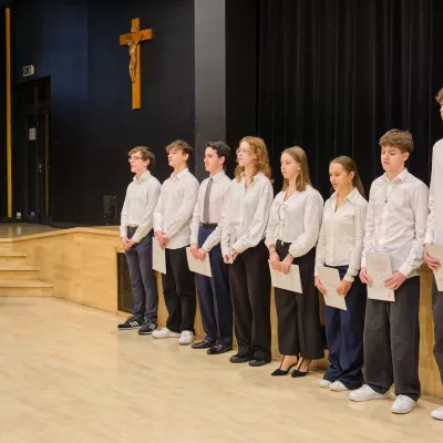 Nowy Samorząd Uczniowski składa ślubowanie na ręce dyrektora szkoły ks. Roberta Bednarskiego. (fot. Antoni Szumielewicz)