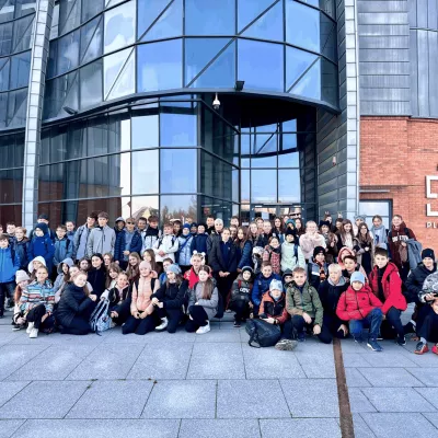 Uczniowie przed budynkiem Planetaarium