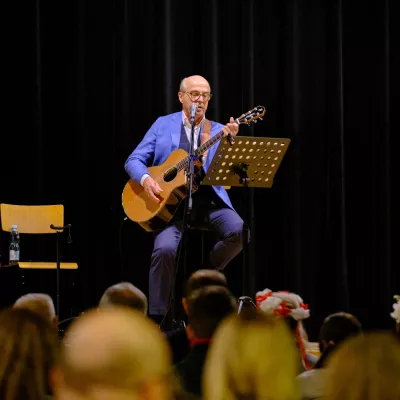 Pan Jan Pospieszalski prowadzi śpiew piosenek patriotycznych. (fot. Agnieszka Guminiak)