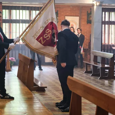 Maturzyści symbolicznie żegnają się ze sztandarem szkoły. (fot. Amelia Szymańska)