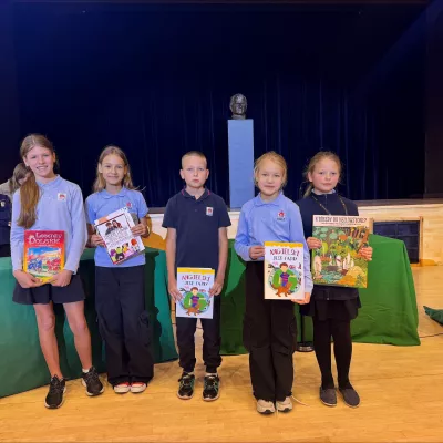 Uczniowie z nagrodami