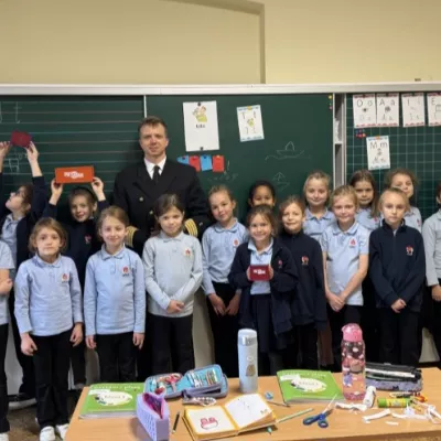 Uczennice klasy 1c z kapitanem statku