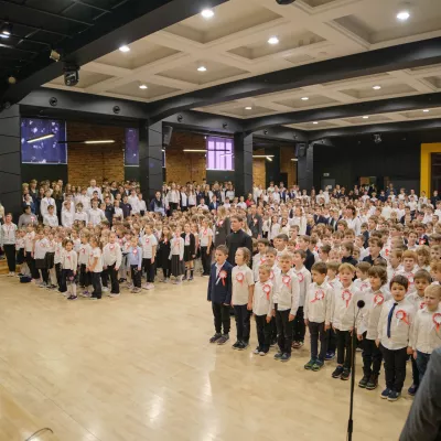 Uczniowie szkoły w ramach akcji "Szkoła do hymnu" śpiewają hymn państwowy. (fot. Amelia Szymańska)