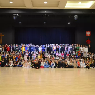 Zdjęcie grupowe wszystkich uczniów klas 1-3 w czasie balu karnawałowego. 