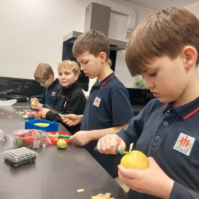 Uczniowie 3D gotujący deser