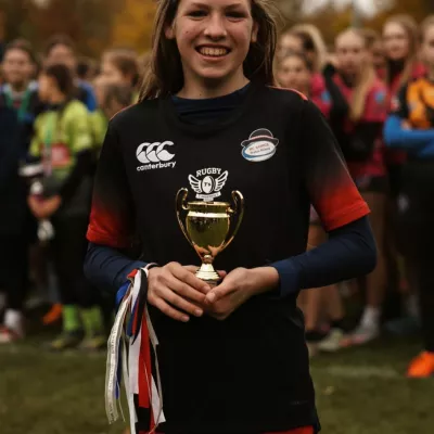 Klara Stępień ze zwycięskim pucharem I Turnieju Mistrzostw Polski Rugby Kobiet do lat 13 w ręku