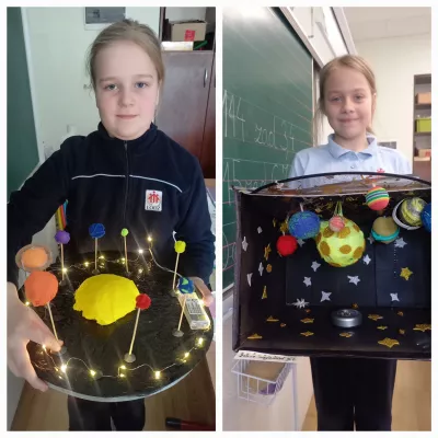 Uczennice klasy 3c prezentują swoje prace na temat Układu Słonecznego