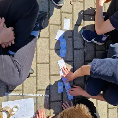 Uczniowie klasy 3D podczas gier terenowych