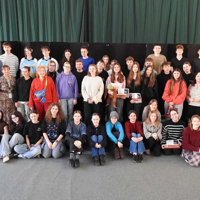 Zdjęcie grupowe uczestników Przeglądu Inicjatyw Teatralnych w Ostródzie. 