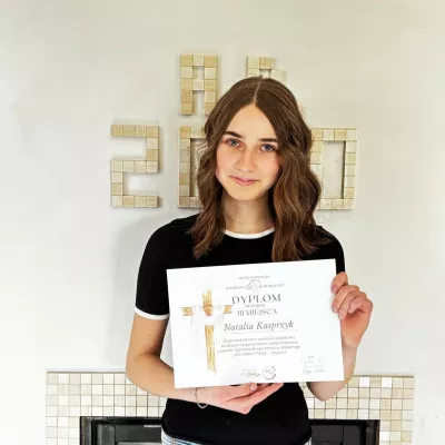 Natalia Kasprzyk z klasy 8a z dyplomem za III miejsce w II Ogólnopolskim Konkursie online „Dla Ciebie z Pasją”.