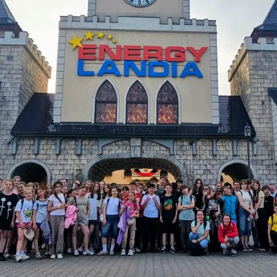 Zdjęcie grupy przed wejściem do Energylandii