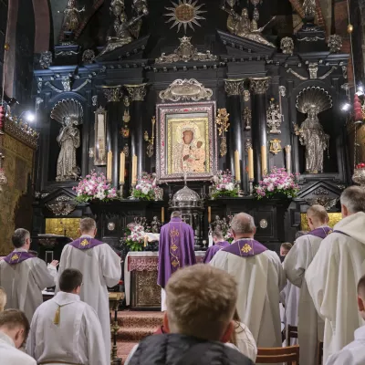 Msza św. w kaplicy cudownego wizerunku Czarnej Madonny. (fot. Amelia Szymańska)