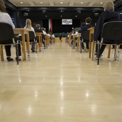 Uczniowie przed rozpoczęciem egzaminu ósmoklasisty 2026 w Auli szkolnej.