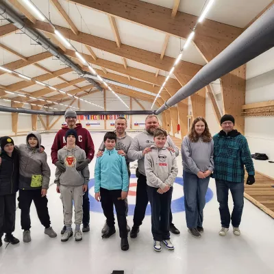 Zajęcia z curlingu w ramach sobotniej aktywności chłopaków z ojcami (5b)