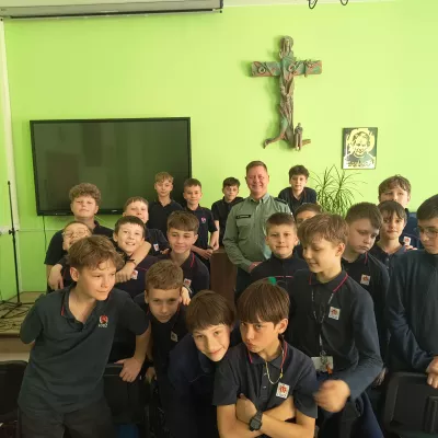 Spotkanie uczniów 5b z funkcjonariuszem Służby Celno-Skarbowej