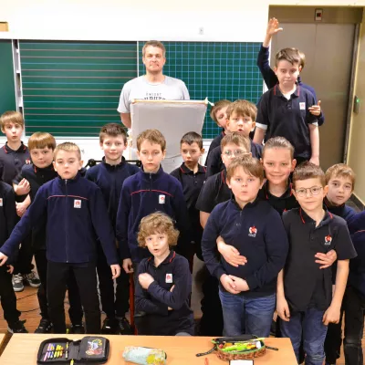 Zdjęcie grupowe klasy 3b z redaktorem Krzysztofem Zimochem 