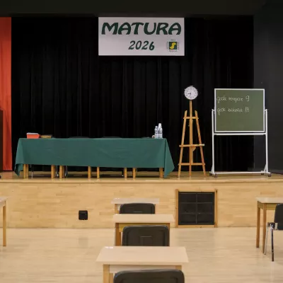 Matura 2026 - przygotowana sala maturalna.