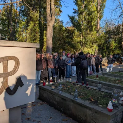 Uczennice przy grobie Aleksandra Kamińskiego na Powązkach