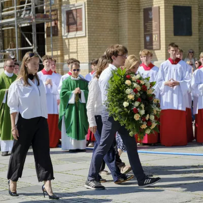 Samorząd Uczniowski składa kwiaty przed pomnikiem Jana Pawła II. (fot. Antonii Szumielewicz)