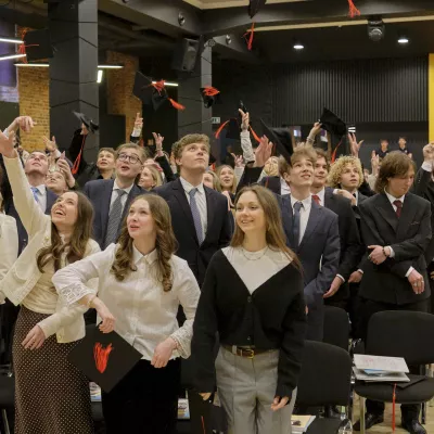 Birety w górę i strzały konfetti. (fot. Antoni Szumielewicz)