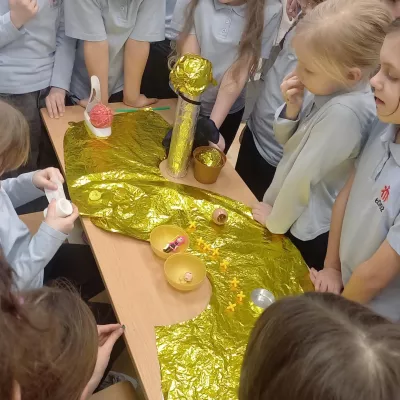 Uczennice klasy 3c prezentują swoje wynalazki