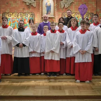 Rekolekcjoniści ze służbą liturgiczną.