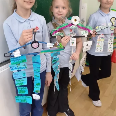 Uczennice klasy 3c prezentują swoje prace na temat ekosystemów łąki, lasu i jeziora