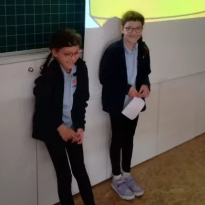 Alba i Blanca uczą klasę 3c hiszpańskiego