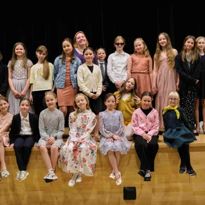 Zdjęcie grupowe aktorek teatru Beznazwy z klas 4 z prowadzącą Zuzanną Kluszczyńską. 
