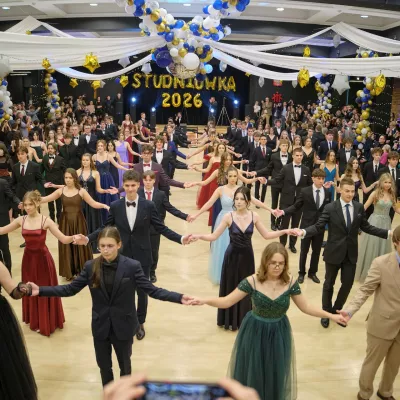 Maturzyści tańczą poloneza.