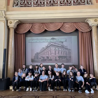 Wizyta uczniów klas piątych w Pałacu Poznańskiego, zdjęcie grupowe 5a