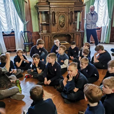 Uczniowie klasy 3b słuchają historii domu i życia rodziny Scheiblerów w Muzeum Kinematografii w Łodzi. 