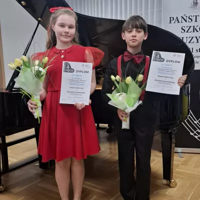 Natalia Adamczyk z klasy 6c i Michał Karwowski z klasy 5b z dyplomem za II miejsce w XIV Regionalnym Konkursie Duetów Fortepianowych "Fortepian na 4 ręce".