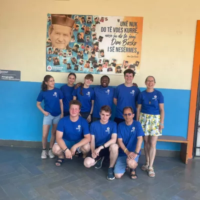 Zdjęcie grupowe uczestników wyjazdu misyjnego do Albanii. 