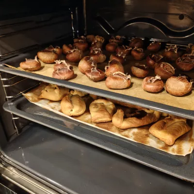 Ciasta i jadalne kasztany w piekarniku. 