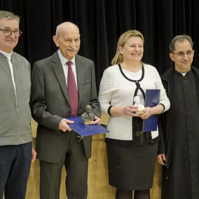 Wyróżnieni nauczyciele wraz z ks. Inspektorem (po lewej) i dyrektorem szkoły. (fot. Agnieszka Guminiak)