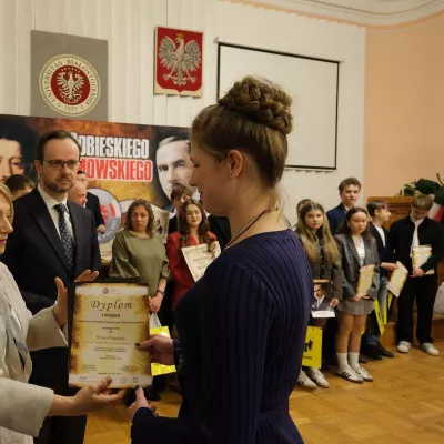 Zofia odbiera wyróżnienie. (fot. podlasie24.pl)