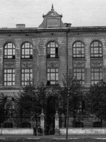 Budynek szkoły z początku XX w. fundacji Emila Geyera.