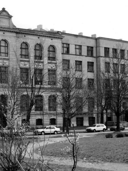 Budynek szkoły oraz całego kompleksu dzieł salezjańskich od ul. Wodnej, 1991 r. (fot. ks. Stanisław Hajkowski).