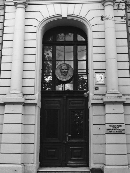 Główne wejście do szkoły od ul. Wodnej, 1992 r.