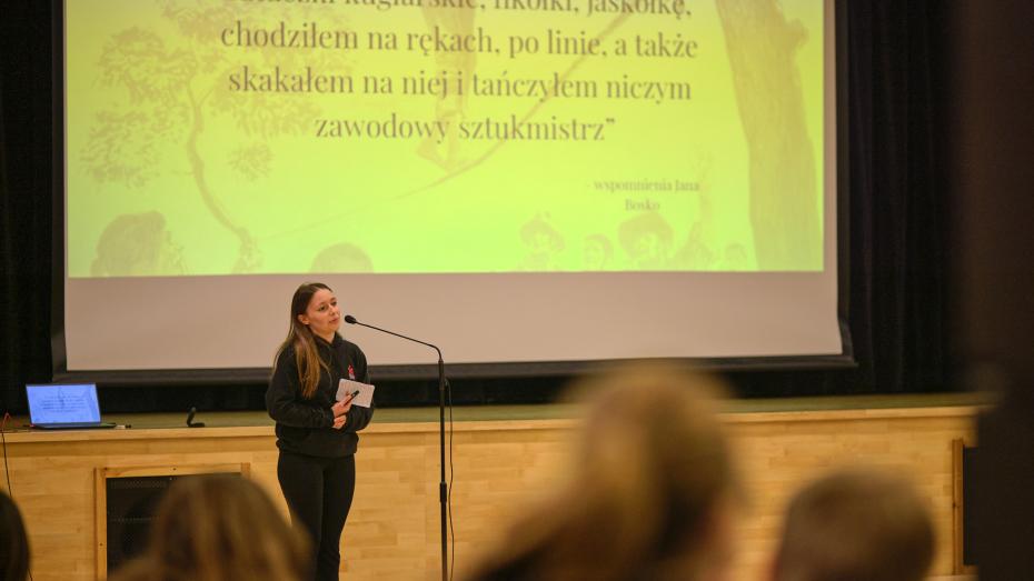 Julia kreśli obraz młodzieńczych pasji Janka Bosko. (fot. Amelia Szymańska)