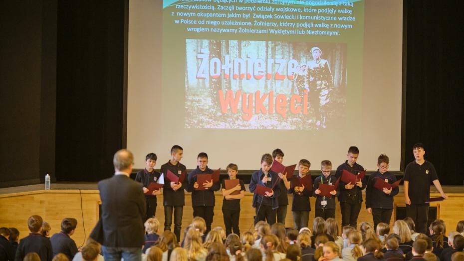 Uczniowie klasy 5b SSP przedstawiają historię Żołnierzy Niezłomnych. (fot. Bartosz Żak)