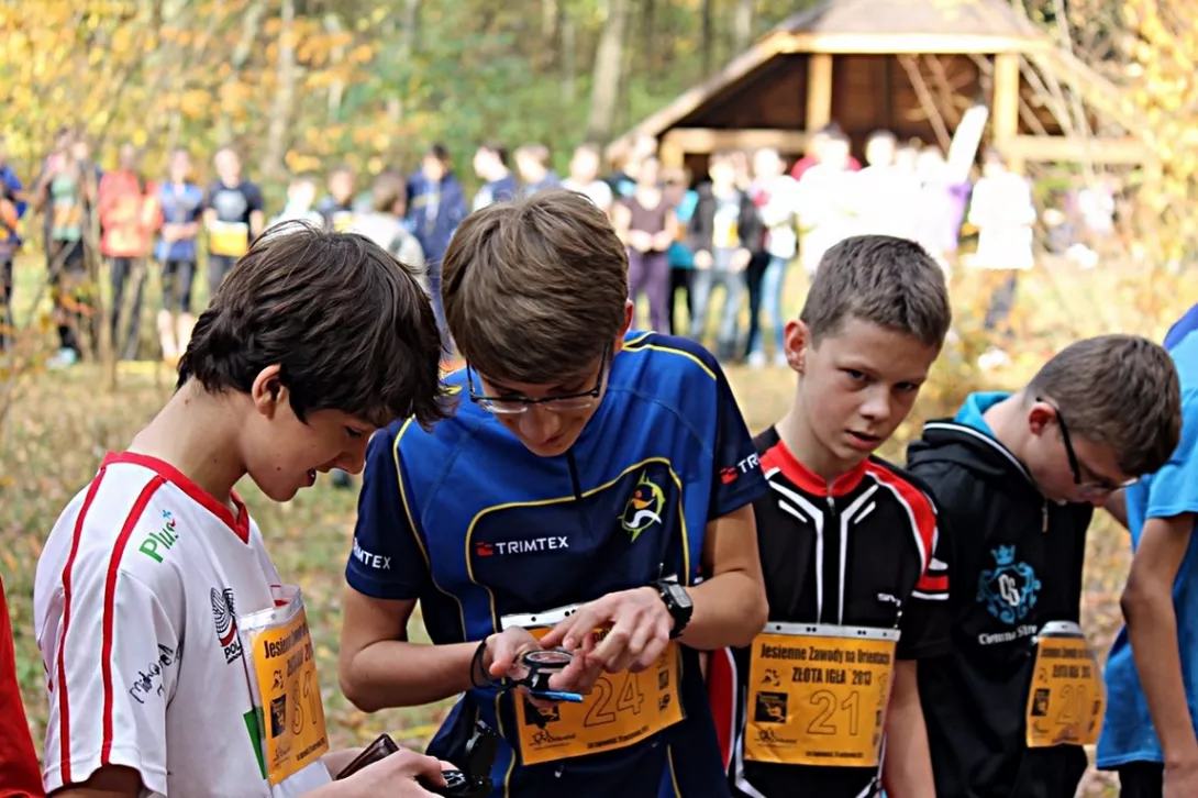 Panowie sprawdzają swoje kompasy, Stasiu nie wie, że swój zaraz zgubi...