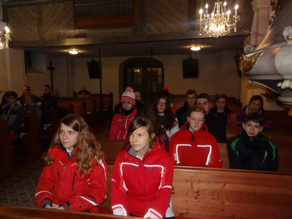niedzielna msza św. w kościółku w Pustewrwald