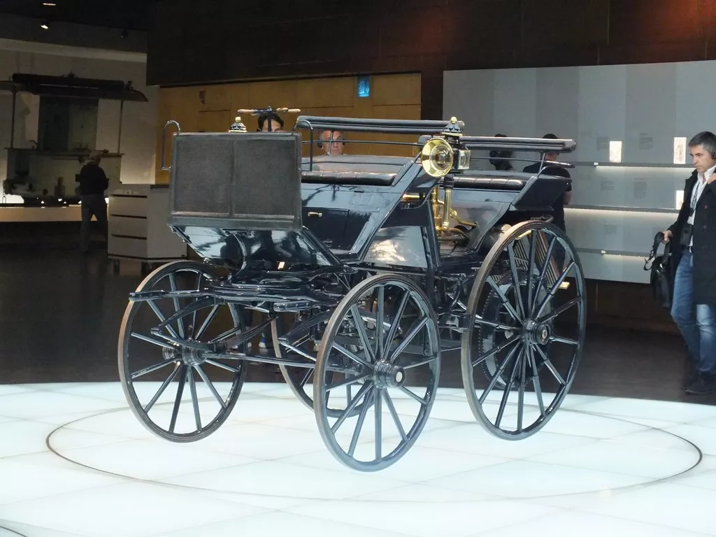 jeden z pierwszych modeli mercedesa