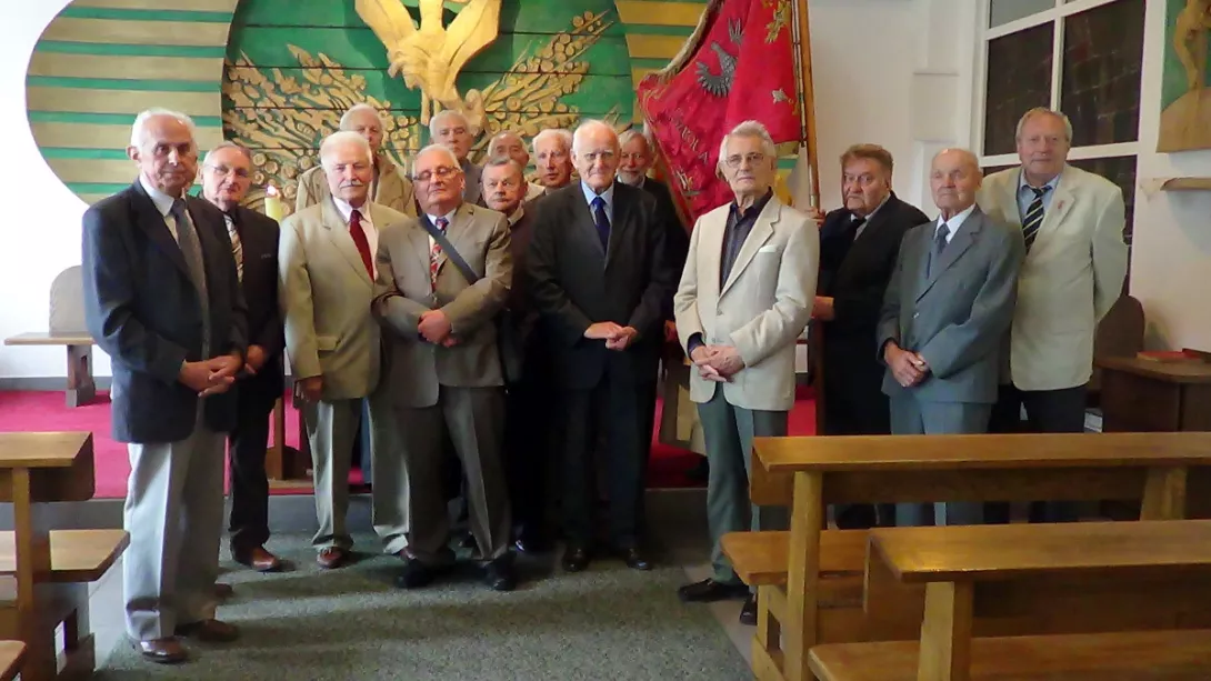 Jubilaci na wspólnej fotografii w kaplicy szkolnej (fot. Peter Kozicki).