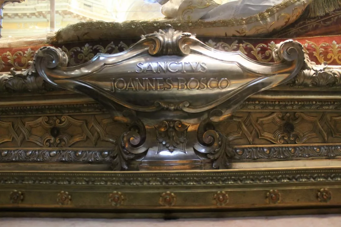 Relikwie św. Jana Bosko w Bazylice Maryi Wspomożycielki w Turynie.