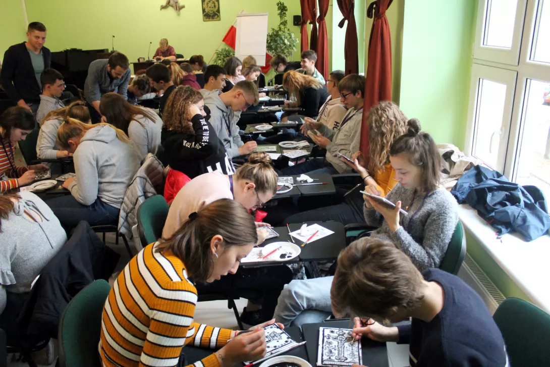 Warsztaty malowania na szkle (fot. Mateusz Ociński).