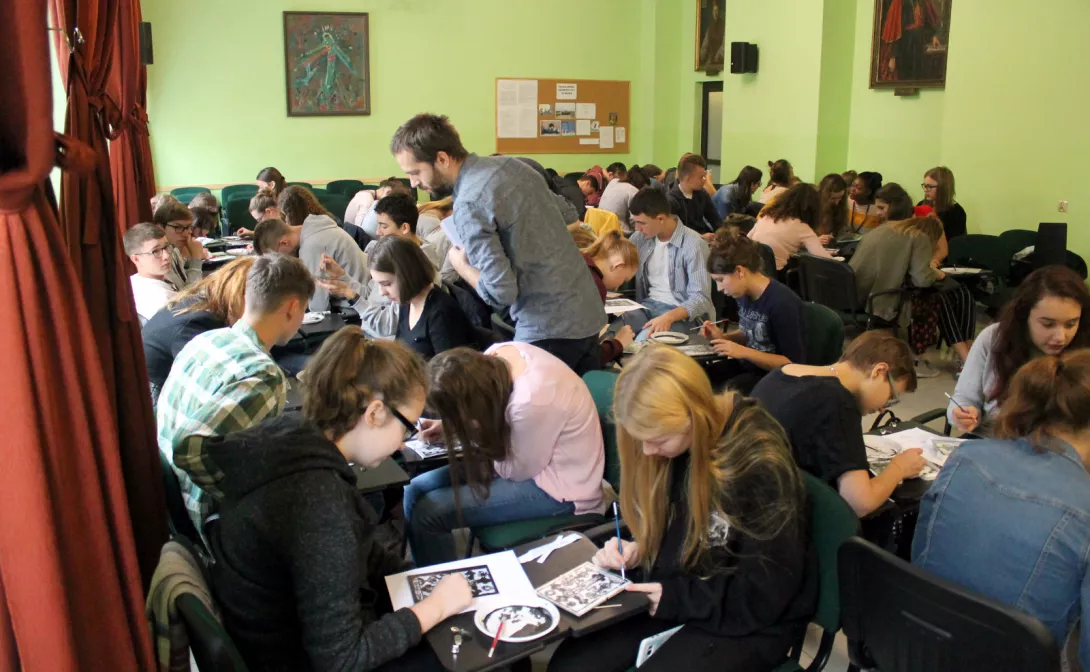 Warsztaty malowania na szkle (fot. Mateusz Ociński).