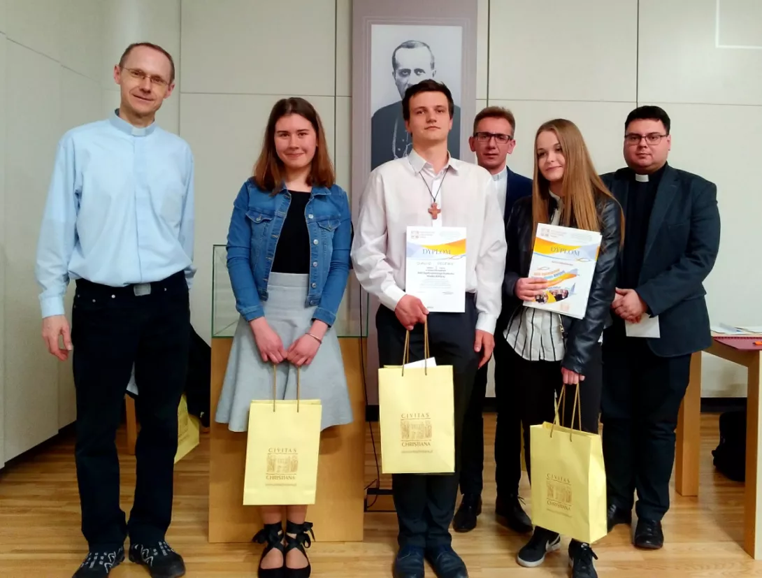 Zwycięzcy diecezjalnego etapu OKWB w Łodzi wraz ze swoimi katechetami.